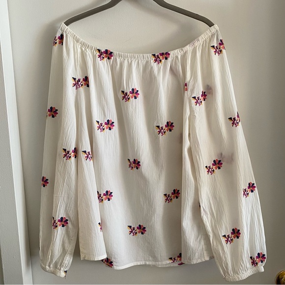 GAP Tops - Gap L off white Floral Embroidered wide neck top.